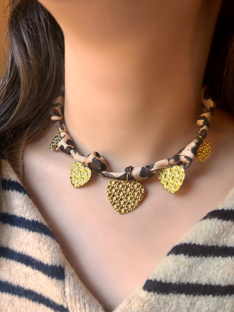 LOV | Collier tissu léopard & pampille coeur texturé